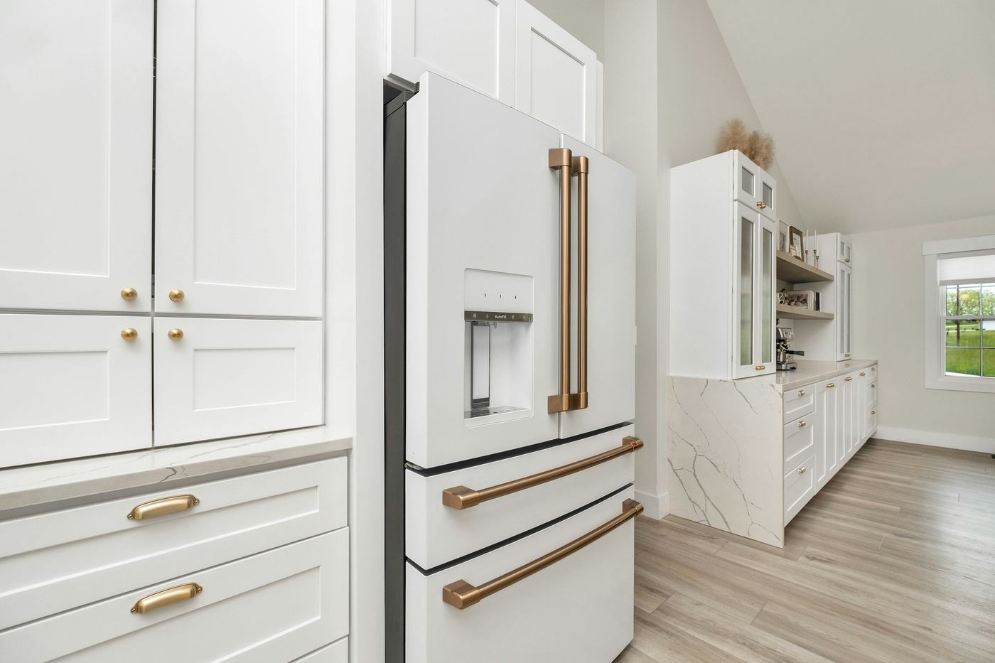 White Shaker cabinets with brass pulls